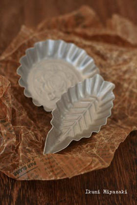 お菓子の型を使ったアクセサリー収納