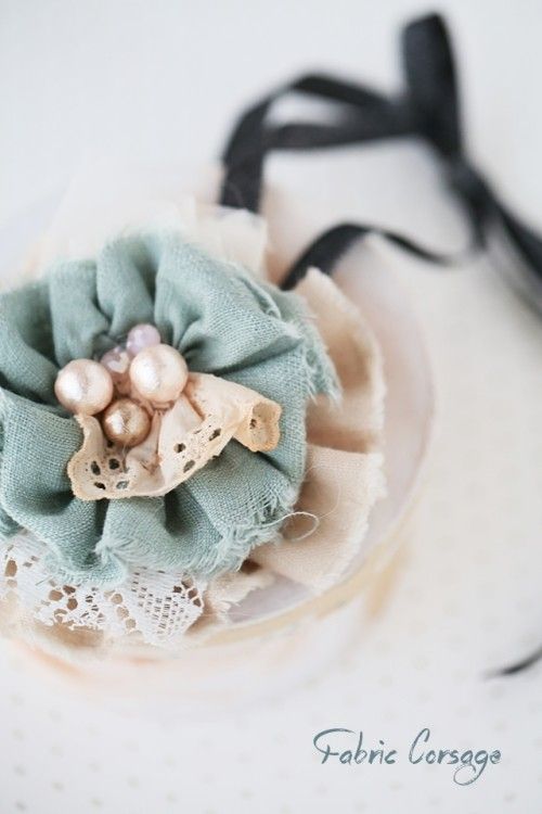 くしゅくしゅコサージュと秋冬仕様の空きびんアレンジ　～　「ナチュラルな暮らしのヒント」から