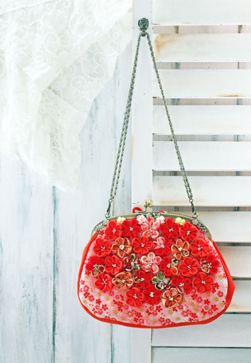 つまみ細工で、パッと目を引くオリジナルのバッグ