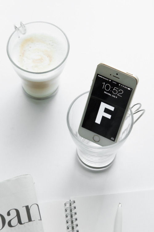 カップにポン！ 0円＆1秒で簡単スマホスピーカー