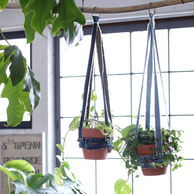 ジーンズを簡単リメイクしてプラントハンガーをDIY～インテリアグリーンをハンギング
