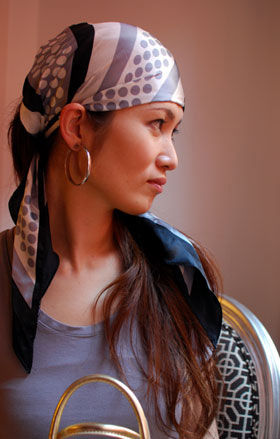 春のおしゃれに～簡単！巻くだけのスカーフアレンジ～