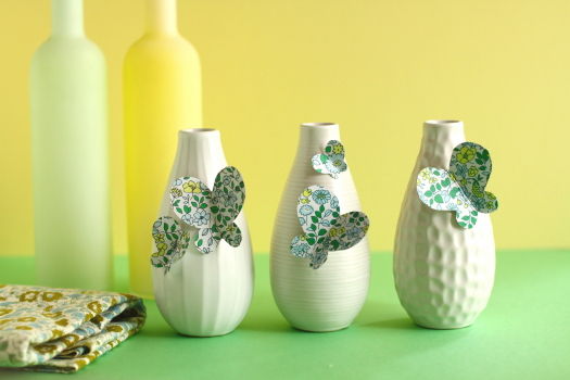 フラワーベースに蝶々模様をペタリ。お部屋飾りに