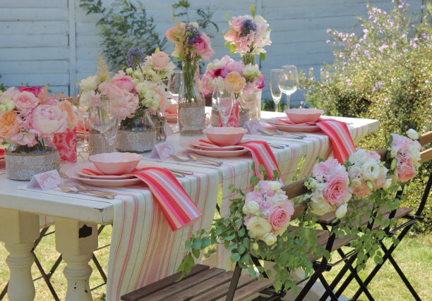 ガーデンウェディング風に、戸外でプチ女子会♪