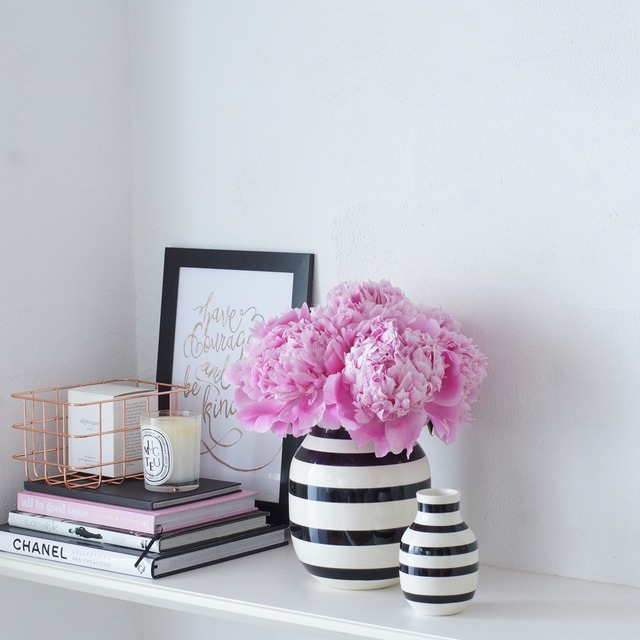 【初夏の花色配色】ピンク×白黒　今が旬の芍薬！北欧花瓶を使ってモダンに活けるコツ
