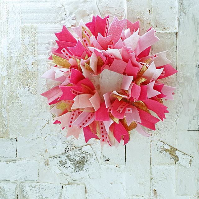 リボンをワイヤでとめるだけ。ずっと楽しめるValentine Wreath