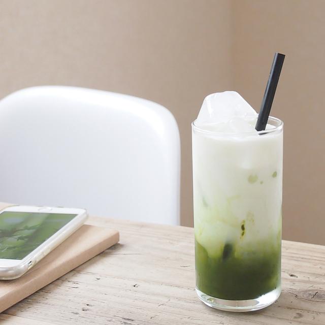 おうちカフェレシピ♪ 材料3つを混ぜるだけ！ アイス抹茶オレの作り方