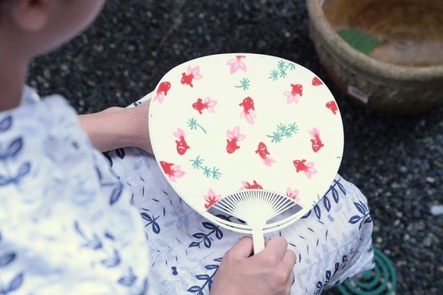 好みの布にはり替えて、無料配布のうちわを素敵に変身させよう♪