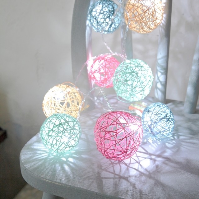 カラフルに染めたタコ糸を使って、100均の電飾をおしゃれに変身♪