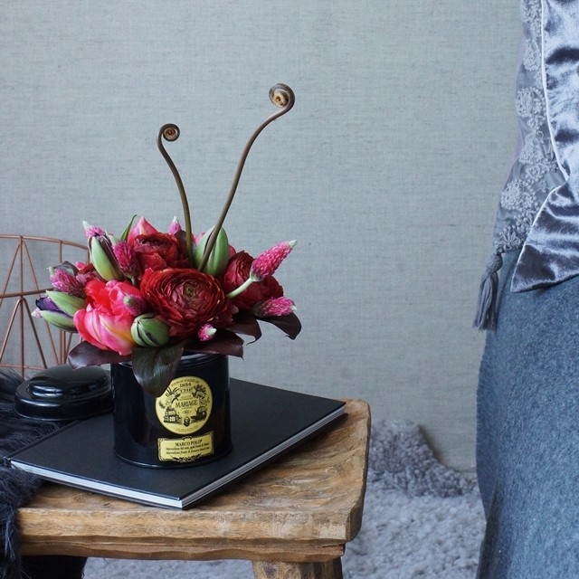 【冬の花色配色】赤＆チョコレート色　紅茶の空き缶を使って！花あしらいのコツ