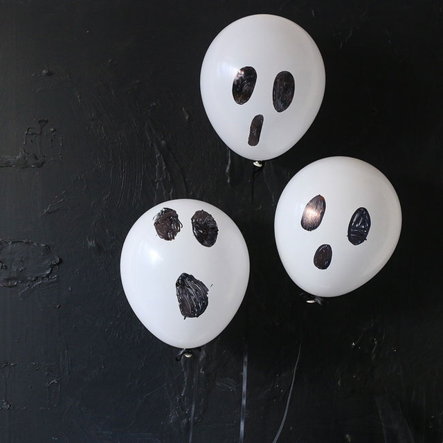 子どもと作るハロウィン飾り♪ 風船とペンだけでハロウィンおばけバルーン