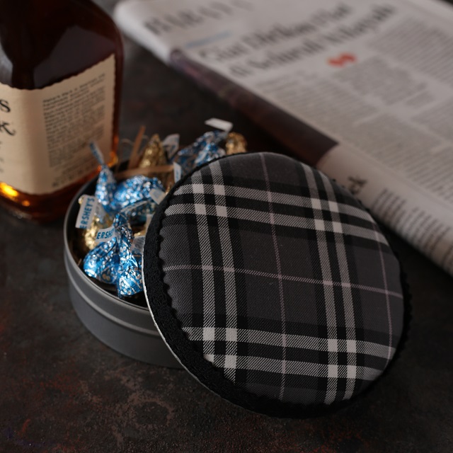 タンスに眠るハンカチ活用術！～ 紅茶缶をシックにリメイク