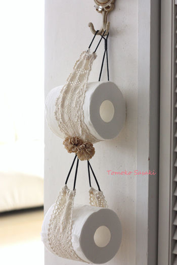 100円ヘアバンドでトイレットペーパーホルダー