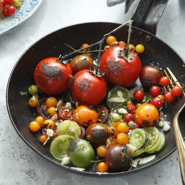 チーズと合わせてワインのおつまみに♪　トマトのさっとグリル