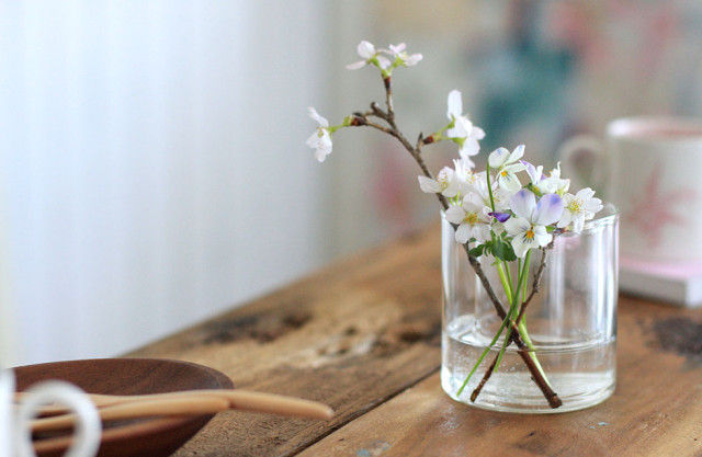 ２つのグラスを重ねて花活け～カフェ・スタイルで