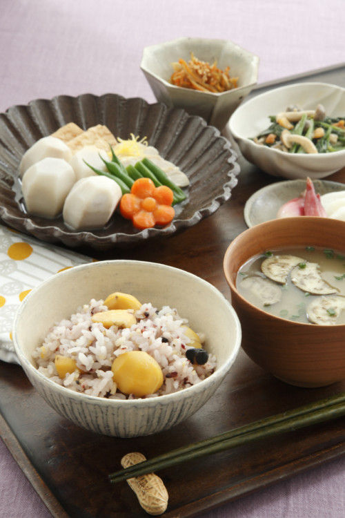 ほんのりピンクの栗ごはんで、秋の味覚のお献立