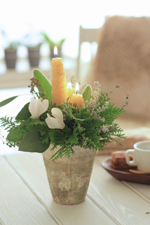 蜜蝋の手作りキャンドルとフレッシュグリーンのアレンジ