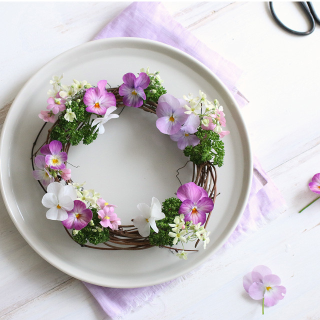 [カジュアルフラワー]ビオラのテーブルリースの作り方　すてきに仕上げるポイントつき♪