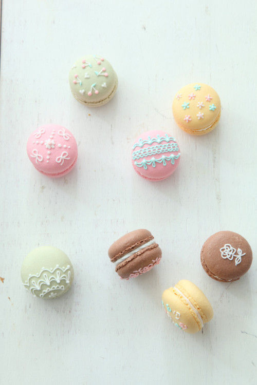 わ～っと歓声が聞こえそう♪　アイシングのデコが可愛いマカロン