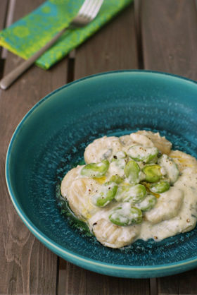 新じゃがニョッキ　そら豆とゴルゴンゾーラソース