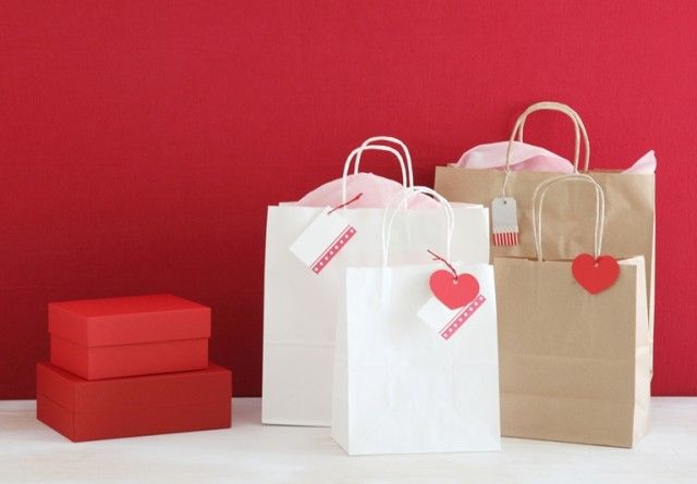 シンプルな紙袋＋可愛いタグがおすすめ！　今風ラッピングをプチプラで楽しもう♪