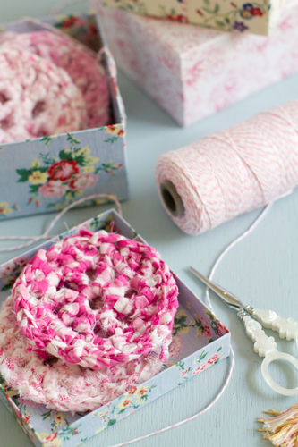 布をさいてコースターを編む♪