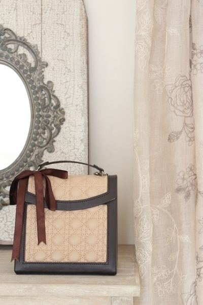 バッグ型のジュエリーボックスとボックスでつくる飾り棚　～　「ナチュラルな暮らしのヒント」から