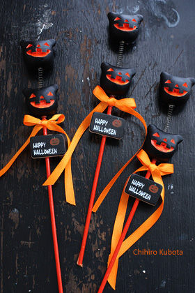 ハロウィンアイテムをカゴ＋石で簡単ディスプレイ