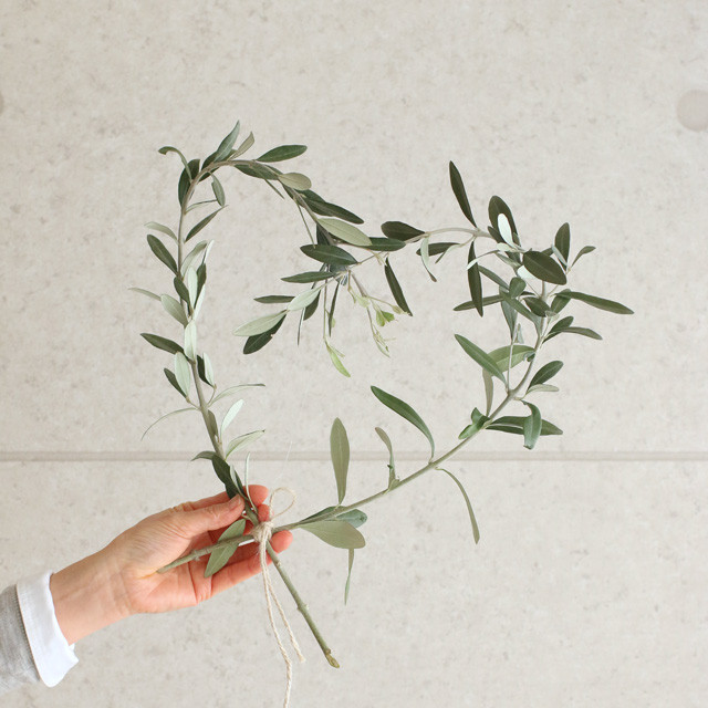 シンプルインテリアに♪　オリーブの枝で作るハートの壁飾り