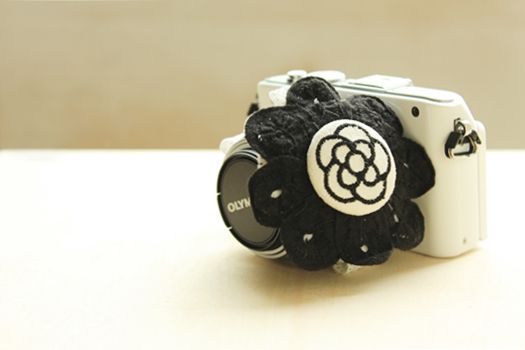 撮影中もこれで安心！手首につけるレンズキャップポケット