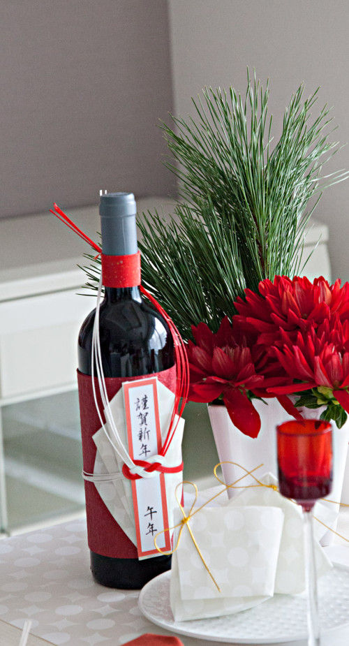 新春の和モダンなテーブルに～ワインを和風に飾る和紙飾り