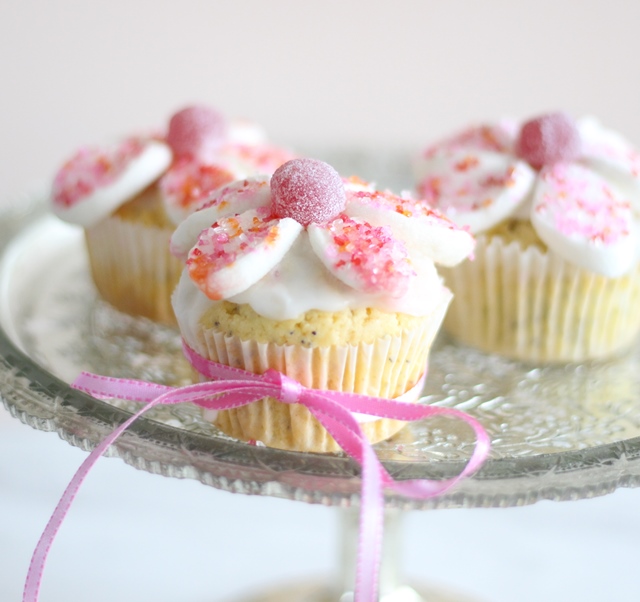 マシュマロを切って貼るだけ♪ 簡単お花のカップケーキの作り方