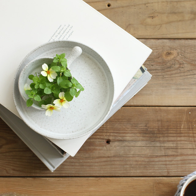 春の七草ハコベラを使って食器に花アレンジ　花選びのポイントつき