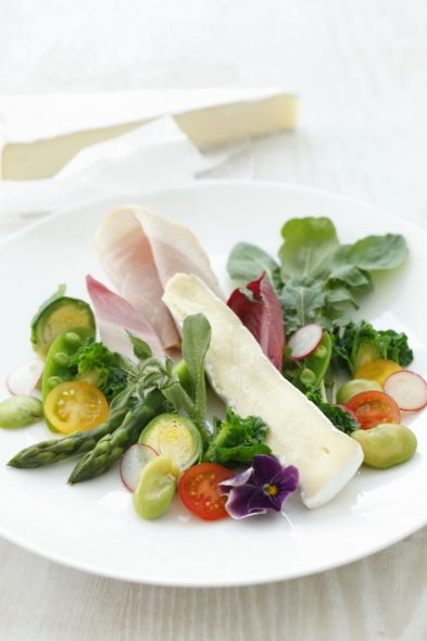 春野菜とブリーチーズのサラダ