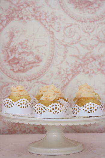 カップケーキを手作りのラッパーでドレスアップ