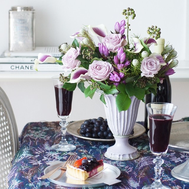 【秋の花色配色】モーブ、バイオレット＆深緑　秋冬人気の実もので、シックなテーブルフラワーに