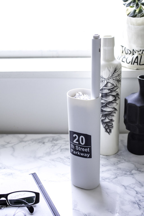 超カンタン貼るだけ100円リメイク●その2  MUJIハンディモップ