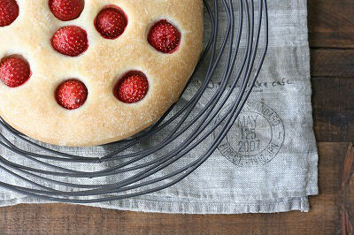 丸ごと苺のフォカッチャ