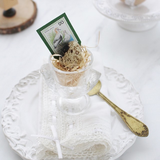 思い出の品を素敵に活用♪ 古切手をイースターのインテリアに