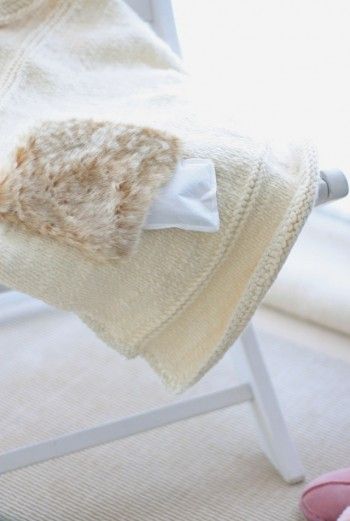 まだ肌寒い春先に、小さめサイズの手編みひざ掛け