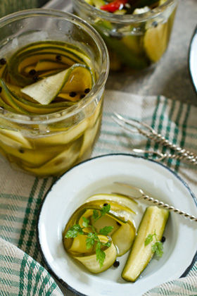 お酢パワーで夏バテ回復！夏野菜の甘酢漬け