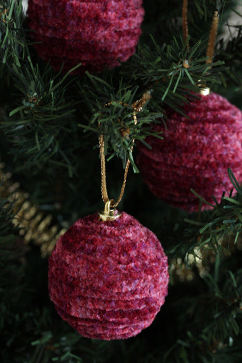 いつものクリスマスオーナメントを、毛糸でリメイク♡
