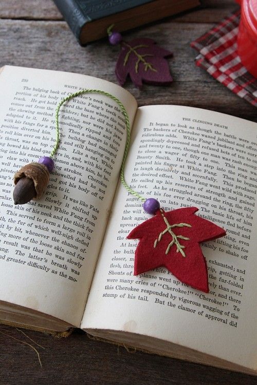 読書の秋のおともに、 フェルトとどんぐりのしおり