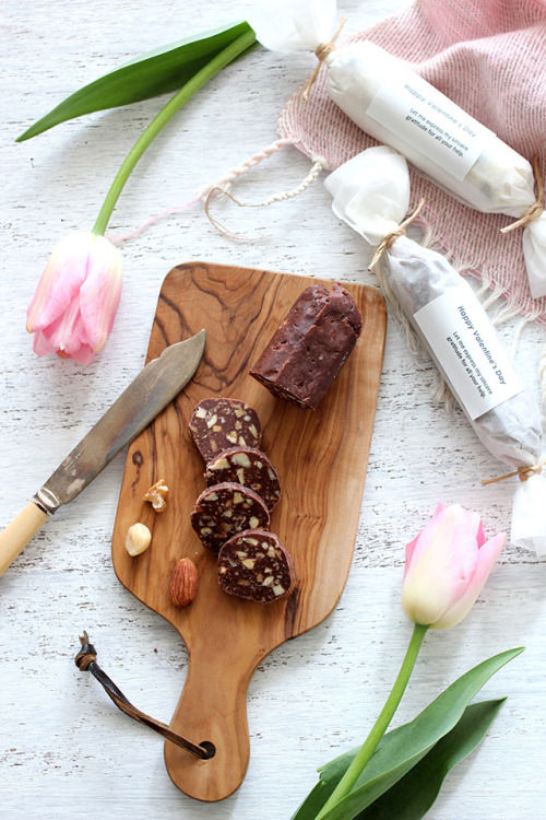 溶かして、混ぜて、包むだけ！　友チョコにもオススメ♡チョコサラミ