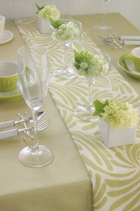 季節の演出をテーブルクロスで