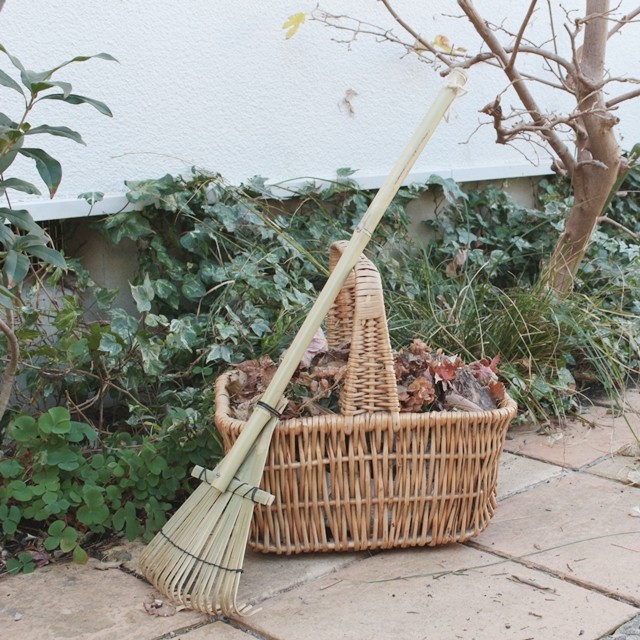 大掃除の最後は庭掃除♪ 便利な「熊手」と「竹ほうき」がオススメ