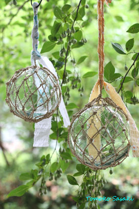 ３０年前のレトロ布とガラスの浮き球をガーデンインテリアに