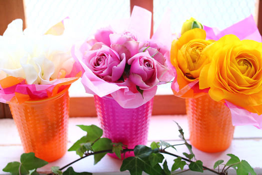 ヴィヴィッドカラーコップにお花を飾って