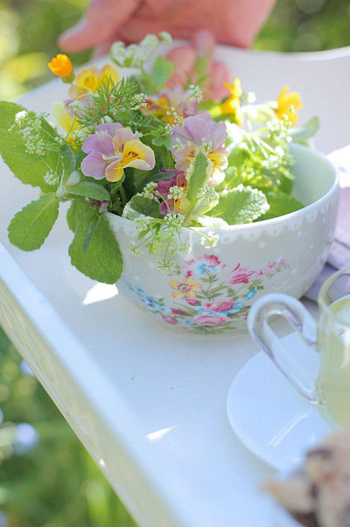 カフェオレボウルに可愛く　小さな花をアレンジ