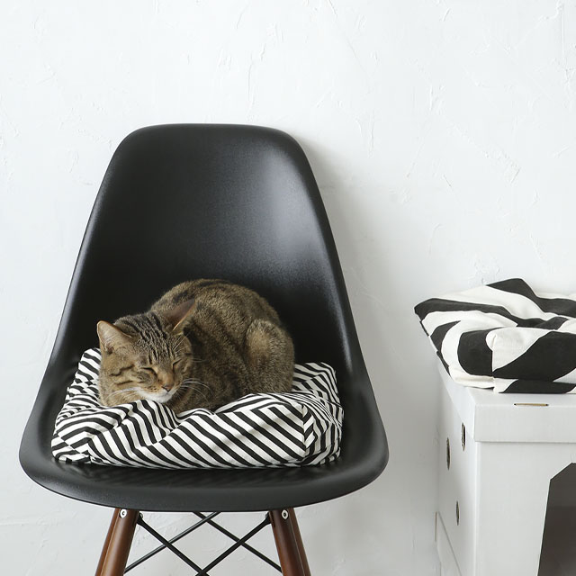 ダイソー500円！ 簡単・縫わない・猫が気に入るクッションの作り方